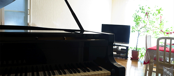 グランドピアノから右には広い空間をTVやソファ、テーブルがおいてあります。