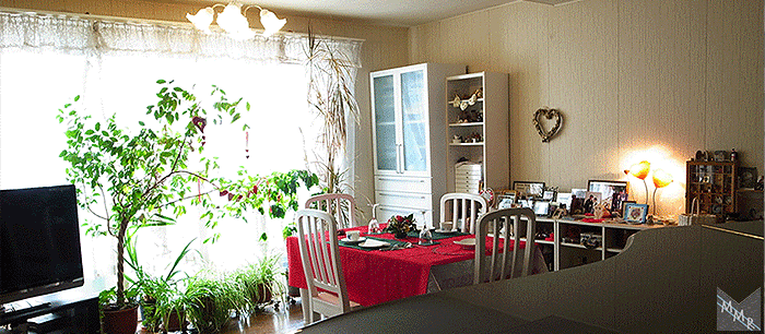 クリーム色がかった白色の壁と大きな窓との光の具合が防音室を明るくさせます。