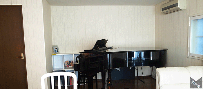 これは窓を背に見た我々の防音室の様子です。